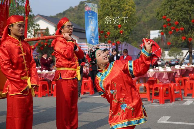 三清山最传统的迎亲，新娘坐花轿，媒婆扭秧歌，唢呐引路