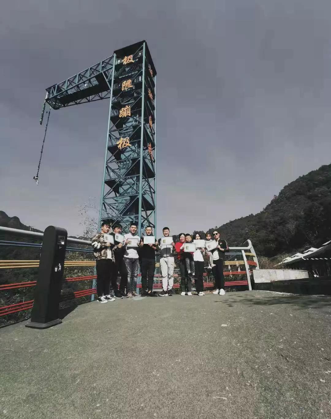惊心动魄！中国蹦极第一人在万盛奥陶纪300米高空“荡秋千”