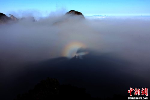 黄山雨后现“佛光”