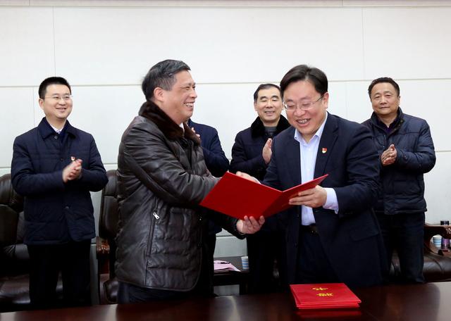 三清山管委会与上饶师范学院签署战略合作协议