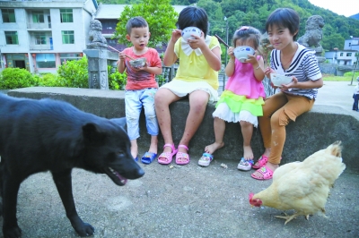 “一起吃晚饭啦！”