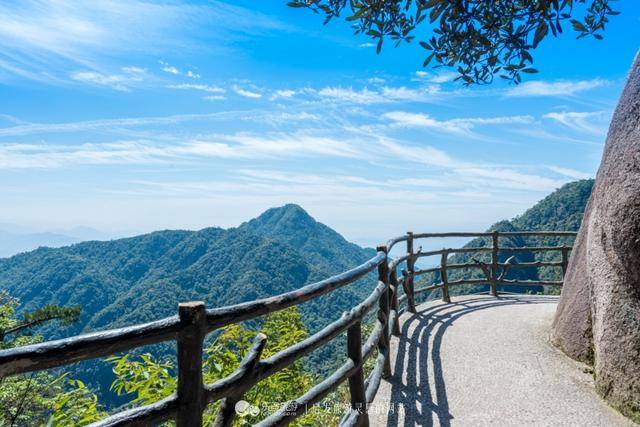 三清山独有高空栈道，三千多米无一台阶