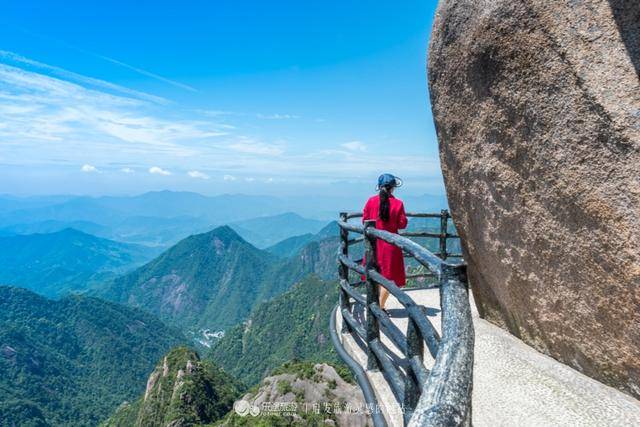 三清山独有高空栈道，三千多米无一台阶