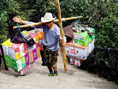 三清山挑夫，一道靓丽的风景线